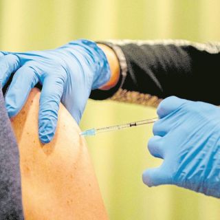 Brasil aplica cuarta dosis de vacuna ante repunte de casos de COVID