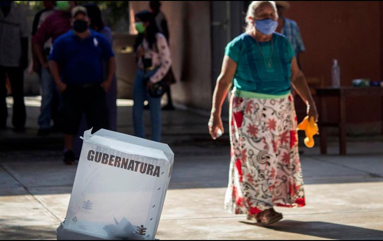Durante la mañana las candidatas y candidatos a la gubernatura acudieron a votar en distintos puntos de la ciudad de Oaxaca, Valles Centrales y Sierra Norte. EFE / L. Villalobos