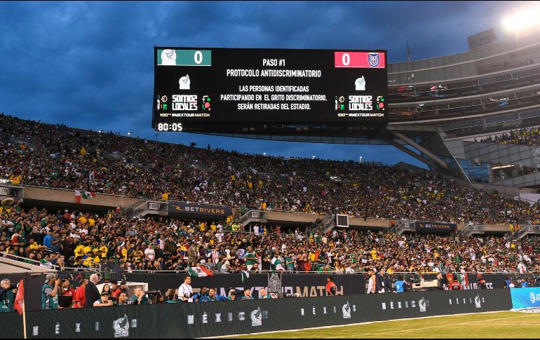 Tras unos segundos y con el anuncio en los altavoces del estadio se reinició la actividad en el terreno de juego. IMAGO7