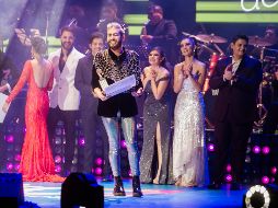 El jurado dio a conocer a los tres ganadores, de una terna de cinco seleccionados, donde destacó Edgar Espinoza, ganador absoluto, quien recibió su premio de manos del presidente municipal, Juan José Frangie. EL INFORMADOR / G. Gallo