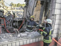 Bomberos atendieron la emergencia en una estación de trenes atacada por miles de rusos. EFE