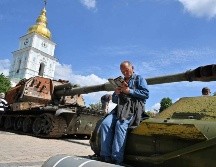 El Éjercito de Ucrania muestra equipo confiscado a Rusia como señal de la defensa de la nación. AFP