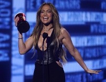 Jennifer López protagoniza la noche al recibir el premio a “Mejor Canción” y “Premio Generación MTV”. AP/Chris Pizzello