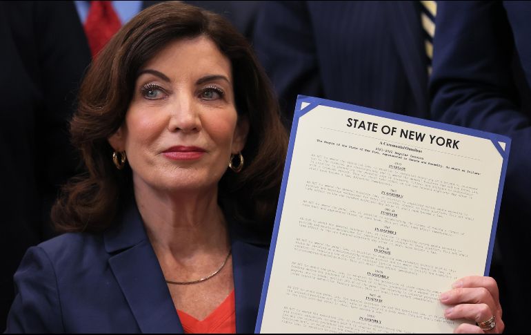 Kathy Hochul, gobernadora de Nueva York, muestra el paquete de medidas firmado este lunes. AFP/M. Santiago
