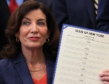 Kathy Hochul, gobernadora de Nueva York, muestra el paquete de medidas firmado este lunes. AFP/M. Santiago