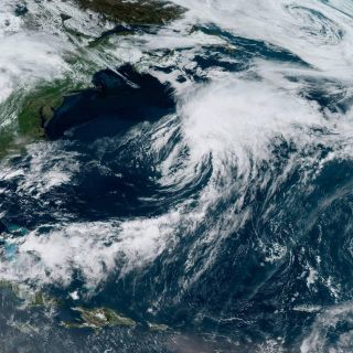 Fuertes lluvias por "Alex" impactan a Bermudas; dejan destrozos