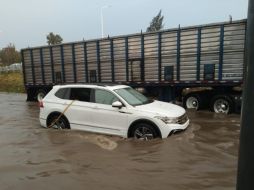 La camioneta se quedó varada en Antiguo Camino a Tesistán y Periférico. ESPECIAL