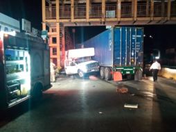 El accidente ocurrió la madrugada de este martes en la Carretera Libre a Zapotlanejo, a la altura de la colonia La Gigantera. ESPECIAL /