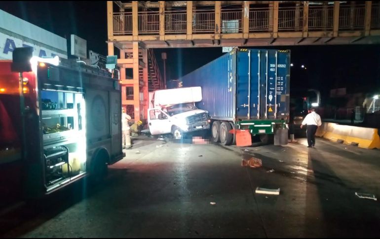 El accidente ocurrió la madrugada de este martes en la Carretera Libre a Zapotlanejo, a la altura de la colonia La Gigantera. ESPECIAL /