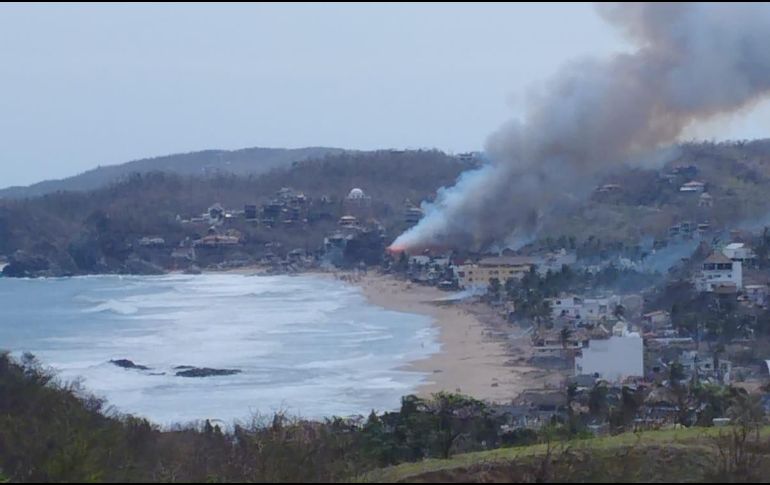 Uno de los negocios donde inició el fuego es el hotel Naked, uno de los más famosos de Zipolite. TWITTER/@saymipinedav