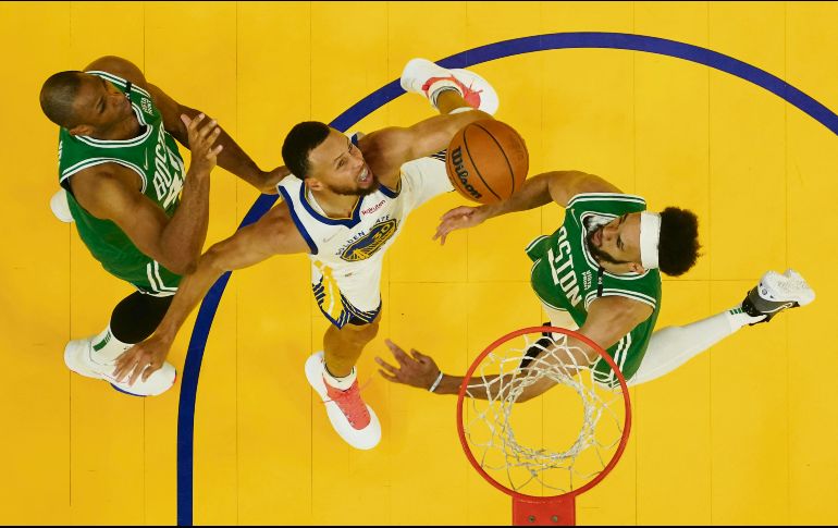 Warriors y Celtics dividieron victorias en los primeros dos juegos celebrados en San Francisco. AFP/E. Shaw