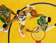 Warriors y Celtics dividieron victorias en los primeros dos juegos celebrados en San Francisco. AFP/E. Shaw