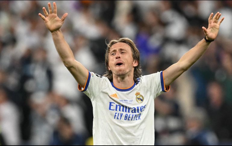 Luka Modric cumplirá así once temporadas en el club merengue, en las que se ha convertido en una pieza fundamental del medio campo. AFP / ARCHIVO