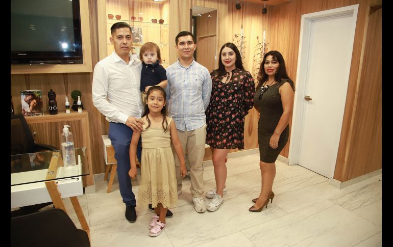 Emanuel Serrano, Eder Manuel Serrano, Elida Serrano, Javier Pantoja, Karina Alonso y Yasenia Calderón. GENTE BIEN JALISCO/Antonio Martínez