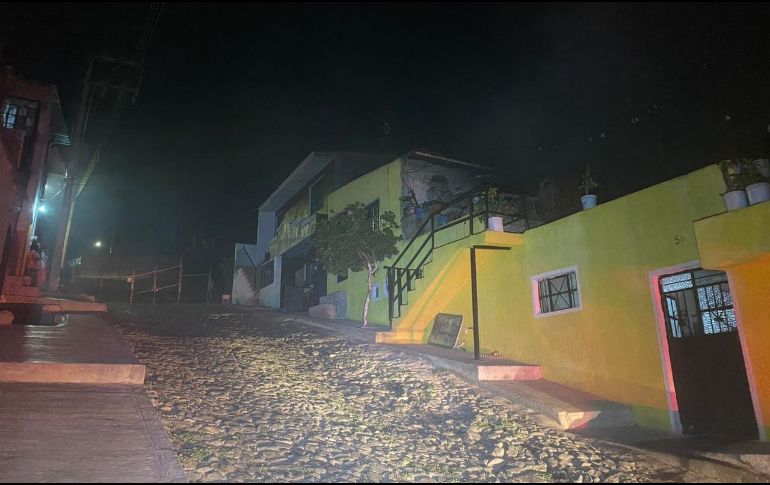 Protección Civil Jalisco informó que en coordinación con su homóloga local ayudó a sofocar el fuego registrado en una finca ubicada en la colonia Cruz Blanca. ESPECIAL /