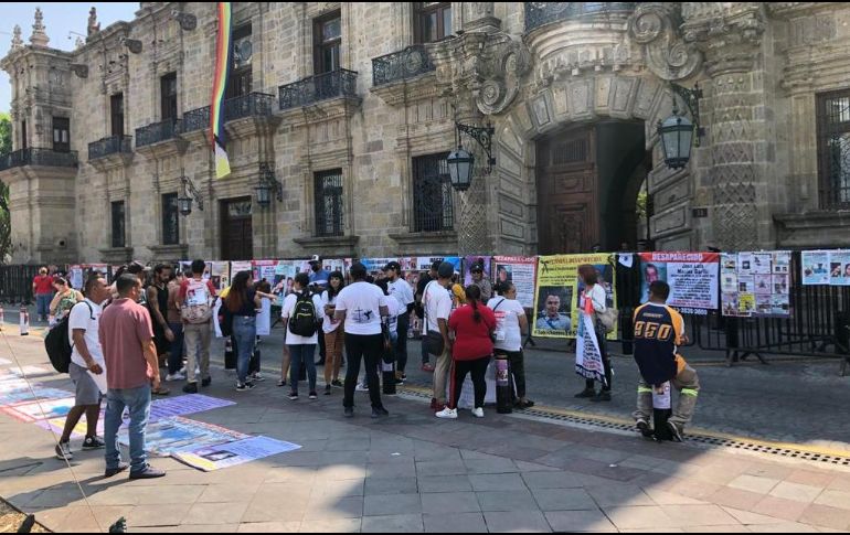 Familiares de personas desaparecidas se manifestaron de nueva cuenta frente a Palacio de Gobierno de Jalisco. EL INFORMADOR / R. Rivas