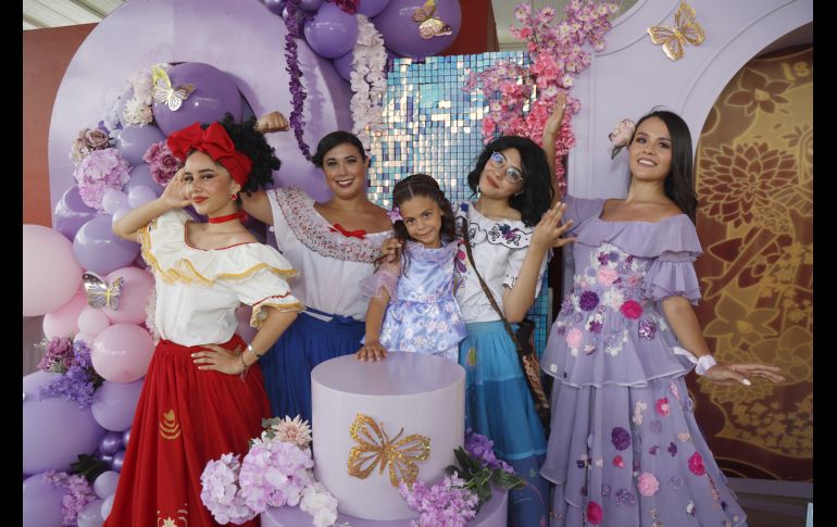 Personajes de “Encanto” con María Hernández de la Torre. GENTE BIEN JALISCO/Claudio Jimeno