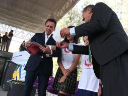 En conjunto con las representantes de la niñez, Frangie y Lemus enterraron una cápsula del tiempo. ESPECIAL/Gobierno de Zapopan