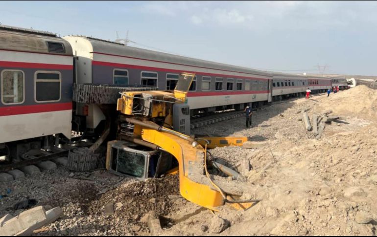 El accidente ocurrió cuando el tren impactó con una excavadora cerca de la ciudad de Tebas. AP/Iran Train Derailment