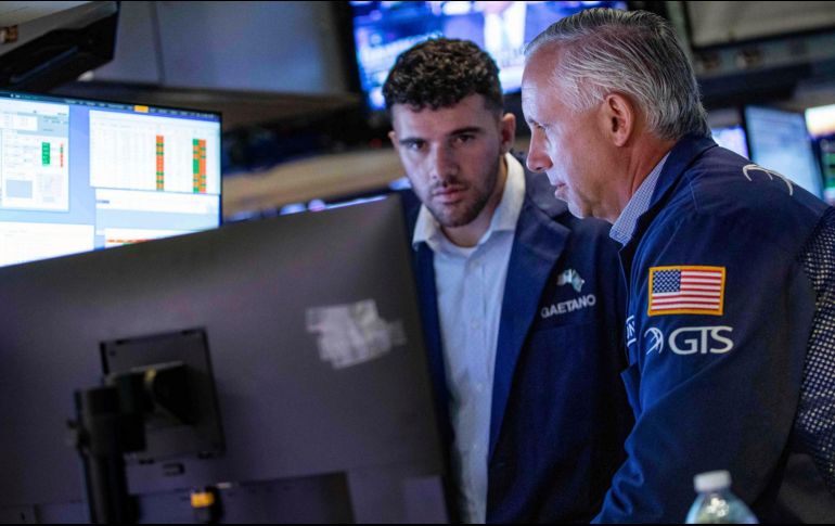 El Dow Jones recortó 269.24 puntos, hasta 32 mil 910.90 unidades. AP/A. Ringler