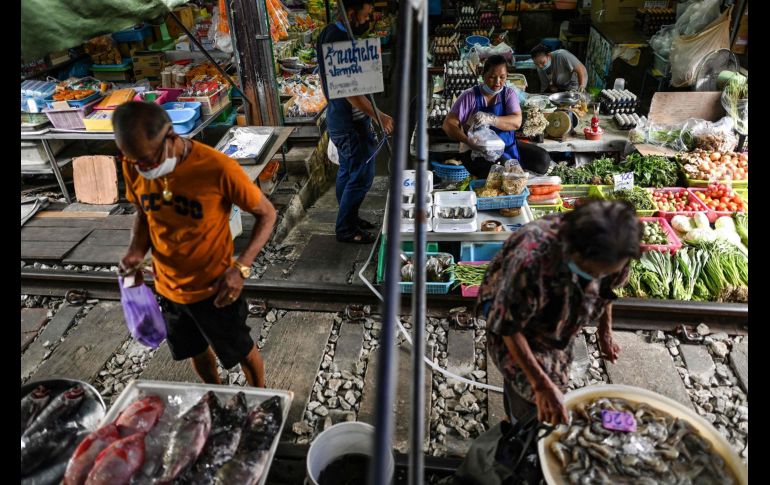 Seis veces al día, el ritual se repite en el famoso mercado de las vías del tren de Maeklong, popular entre los lugareños y los turistas extranjeros. AFP/M. Vatsyayana