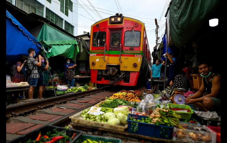 Seis veces al día, el ritual se repite en el famoso mercado de las vías del tren de Maeklong, popular entre los lugareños y los turistas extranjeros. AFP/M. Vatsyayana