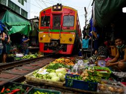 Seis veces al día, el ritual se repite en el famoso mercado de las vías del tren de Maeklong, popular entre los lugareños y los turistas extranjeros. AFP/M. Vatsyayana