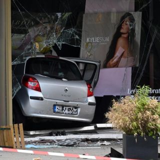 Conductor arrolla a grupo de personas en calle transitada de Berlín
