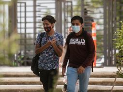 Los jóvenes acataron la orden de usar el cubrebocas obligatorio dentro de prepas y universidades de la UdeG. EL INFORMADOR/G. Gallo