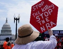 Una mujer se manifiesta a las afueras del Capitolio para exigir medidas que aumenten el control de armas en Estados Unidos. AP/S. Walsh