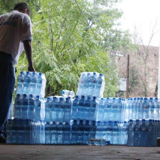 Agua en Nuevo León: ¡Agotada! Tras crisis, limitan venta de agua embotellada