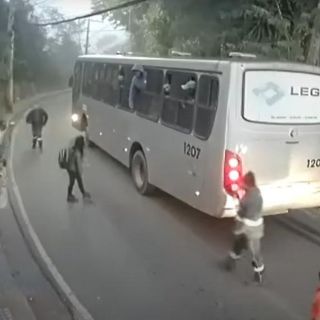 ¡Héroes! Se bajan de autobús para defender a mujer de una agresión