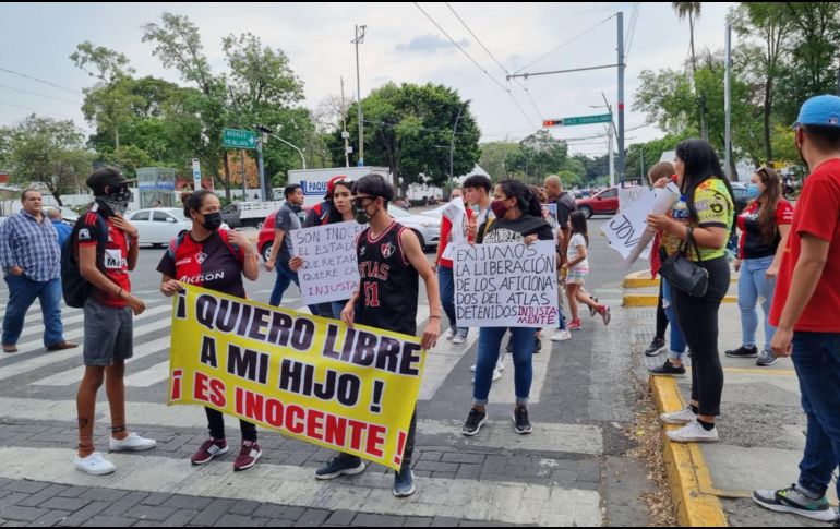 Alrededor de las 19:00 horas los manifestantes fueron recibidos en las afueras de Palacio de Gobierno. EL INFORMADOR/E. GÓMEZ