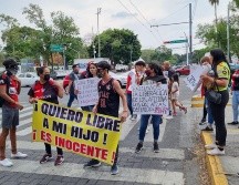 Alrededor de las 19:00 horas los manifestantes fueron recibidos en las afueras de Palacio de Gobierno. EL INFORMADOR/E. GÓMEZ