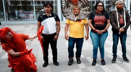 Grupos ambientalistas y representantes de la comunidad indígena de Brasil protestaron frente al principal juzgado de París, instando a un juicio rápido ligado a la deforestación y la apropiación de tierras en la selva amazónica. AP/T. Camus
