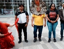 Grupos ambientalistas y representantes de la comunidad indígena de Brasil protestaron frente al principal juzgado de París, instando a un juicio rápido ligado a la deforestación y la apropiación de tierras en la selva amazónica. AP/T. Camus