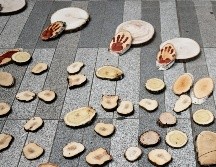 Para simbolizar la deforestación, manifestantes dejaron ante el Palacio de Justicia trozos de madera. AP/T. Camus