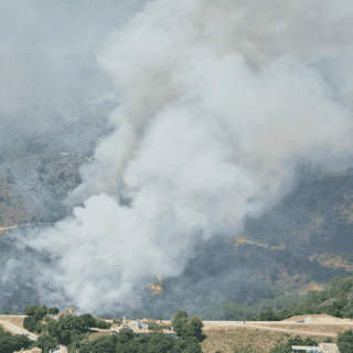 Evacuan a 2 mil personas por un violento incendio en España