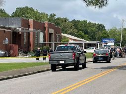 Policías resguardan la escuela donde un hombre fue abatido por tratar de entrar a la fuerza. AP/W. Thornton