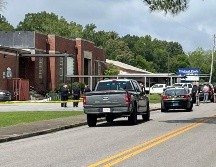 Policías resguardan la escuela donde un hombre fue abatido por tratar de entrar a la fuerza. AP/W. Thornton