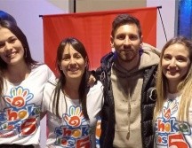 Antonella misma fue quien tomó la foto a Messi con el grupo de animación. ESPECIAL