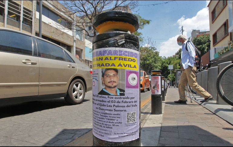 El Gobierno de Jalisco negó haber quitado las fichas de búsqueda que el colectivo pegó en bolardos del centro de la ciudad, y sugirió que se pudo tratar de una acción del crimen organizado. EL INFORMADOR/A. Camacho