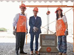 Gerardo Guardado, Pablo Lemus y Erika Díaz fueron los encargados de colocar la primera piedra de la nueva sede de Home Depot. ESPECIAL