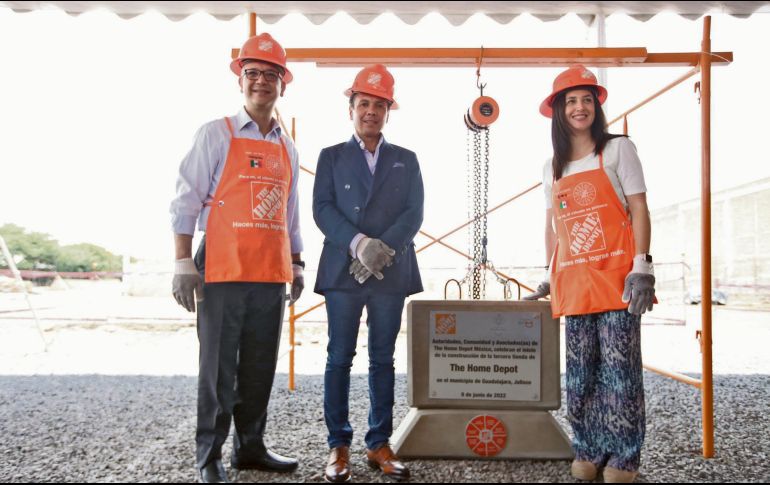 Gerardo Guardado, Pablo Lemus y Erika Díaz fueron los encargados de colocar la primera piedra de la nueva sede de Home Depot. ESPECIAL