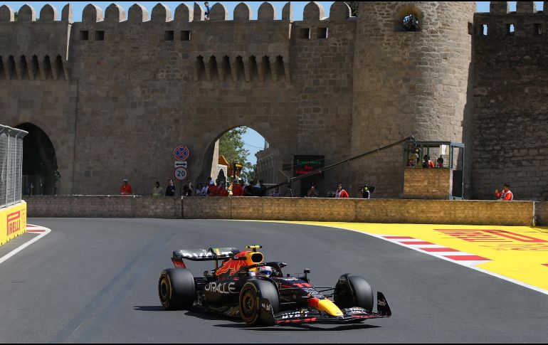 Al volante de su Red Bull sobre las calles de Bakú, 