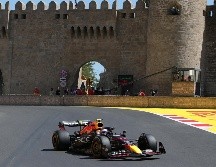 Al volante de su Red Bull sobre las calles de Bakú, 