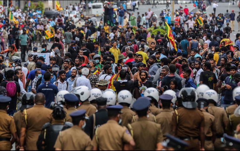 Las protestas en este país de 22 millones de personas se deben a que llevan meses con cortes de electricidad, largas filas de espera para comprar combustible y una inflación récord. EFE/C. Karunarathne