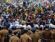 Las protestas en este país de 22 millones de personas se deben a que llevan meses con cortes de electricidad, largas filas de espera para comprar combustible y una inflación récord. EFE/C. Karunarathne