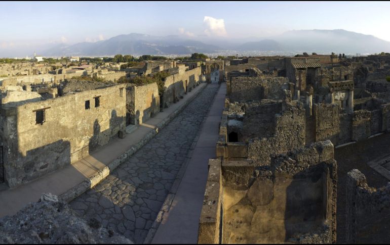 Un extraño robot que parece una mezcla de perro e insecto se pasea por las ruinas de Pompeya, ante la mirada sorprendida de los turistas que visitan esta ciudad destruida por la erupción del Vesubio. EFE / ARCHIVO
