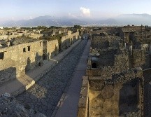 Un extraño robot que parece una mezcla de perro e insecto se pasea por las ruinas de Pompeya, ante la mirada sorprendida de los turistas que visitan esta ciudad destruida por la erupción del Vesubio. EFE / ARCHIVO